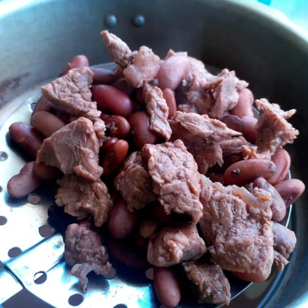 Presto daging, cengkeh dan kacang merah kira-kira 12 menit/hingga empuk