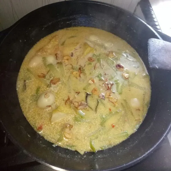 Pastikan semua sudah matang, tambahkan bawang goreng. Angkat dan sajikan dengan lontong.