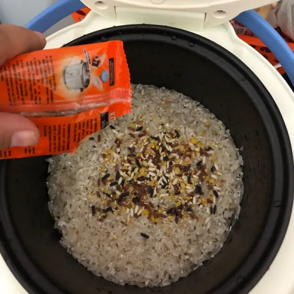 Masukkan beras putih dan multi grains mixed ke dalam rice cooker.