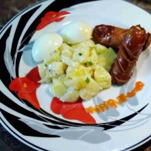 Sajikan dengan sosis bakar/goreng dan telur rebus.