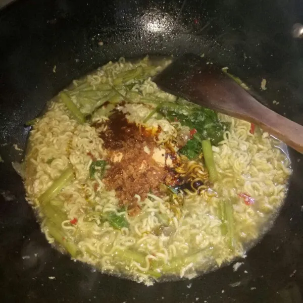 Masukkan bumbu instan mie dan kecap. Aduk rata, sajikan dengan saus sambal jika ingin pedas