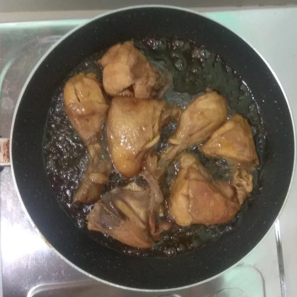 Panaskan minyak, lalu goreng ayam hingga kecoklatan