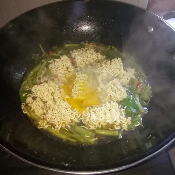 Masukkan mie instan dan telur. Masak sekitar 3 menit