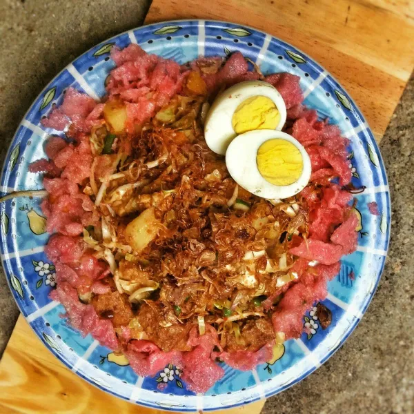 Sajikan bersama telur rebus, kerupuk dan bawang goreng