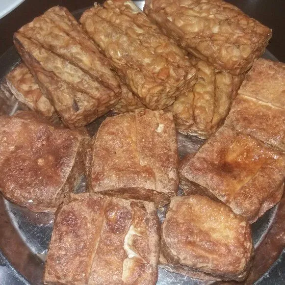 Siapkan tahu dan tempe goreng