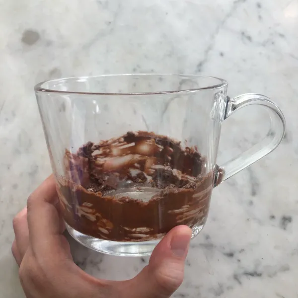 Tambahkan selai coklat crunchy di dalam gelas.