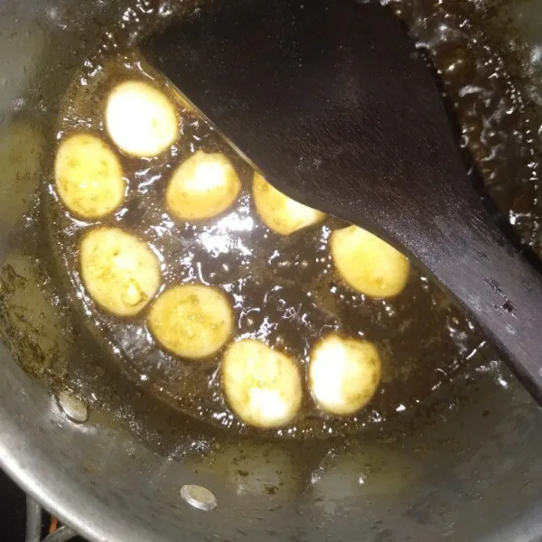 Masukkan Telur Puyuh dan masak hingga bumbu meresap ke telur. atau kadar air berkurang.