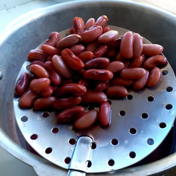 Siapkan air dan kacang merah lalu presto kira- kira 10 menit agar kacang lebih empuk, setelah uap panasnya hilang buka tutup presto