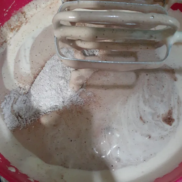 Masukkan tepung yang sudah di ayak kedalam adonan, mixer dengan kecepatan rendah sebentar saja