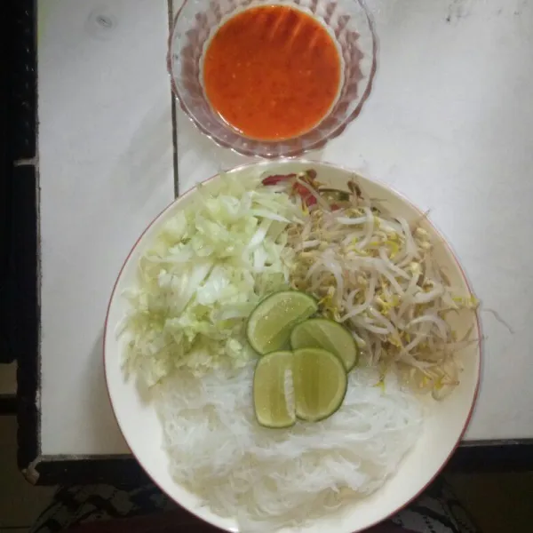 Untuk membuat sambal soto, rebus bawang putih dan cabai merah sampai matang lalu blender, tambahkan sedikit kuah soto. Bihun, tauge dan kubis disiram air panas sebentar