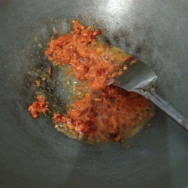 Panaskan minyak. Tumis bumbu halus dan lengkuas sampai harum