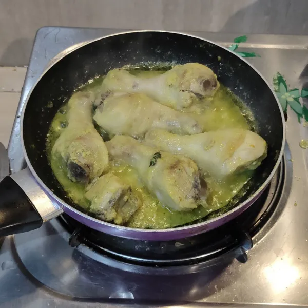 Masak hingga santan menyusut dan ayam Empuk. Kemudian tambahkan air jeruk nipis, aduk-aduk. Angkat. Tuang dalam piring saji, beri taburan bawang goreng. Siap disajikan