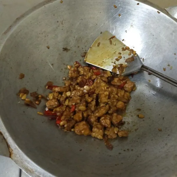 Masukkan tempe yang telah digoreng. Aduk hingga rata. Masak hingga bumbu meresap dan air mengering