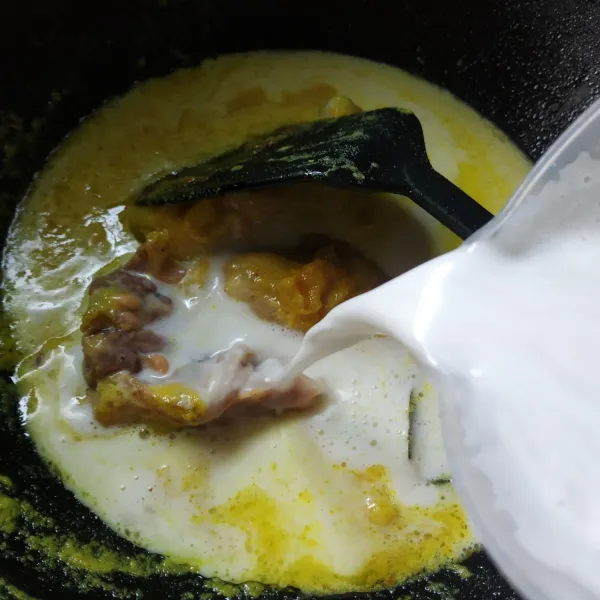 Tambahkan santan dan garam, masak hingga mendidih sambil diaduk agar tidak pecah santan