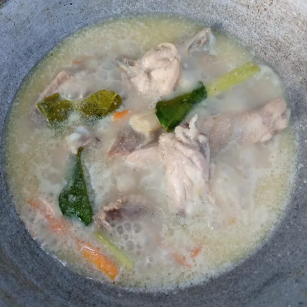 Masukkan santan. Masak sampai kuah menyusut dan mengental. Sambil diaduk. Icip rasa. Angkat dan sajikan bersama taburan bawang goreng