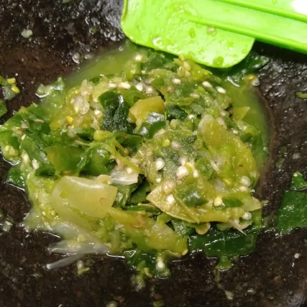 Rebus bahan sambal ijo. lalu ulek kasar
