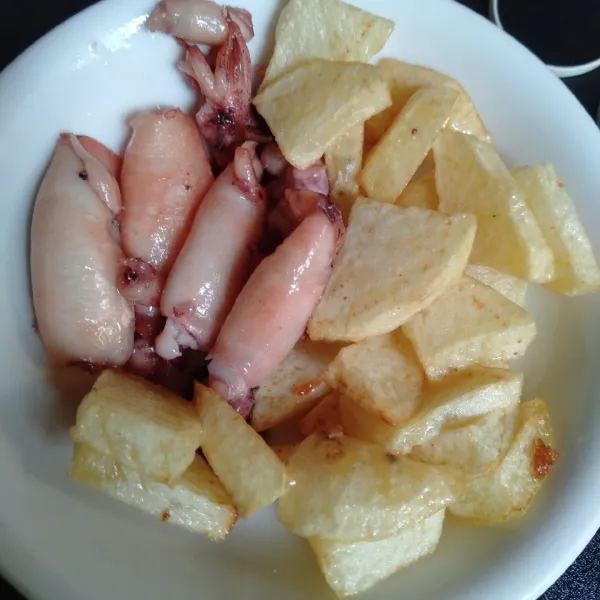 Goreng cumi sebentar. Sisihkan cumi dan kentang
