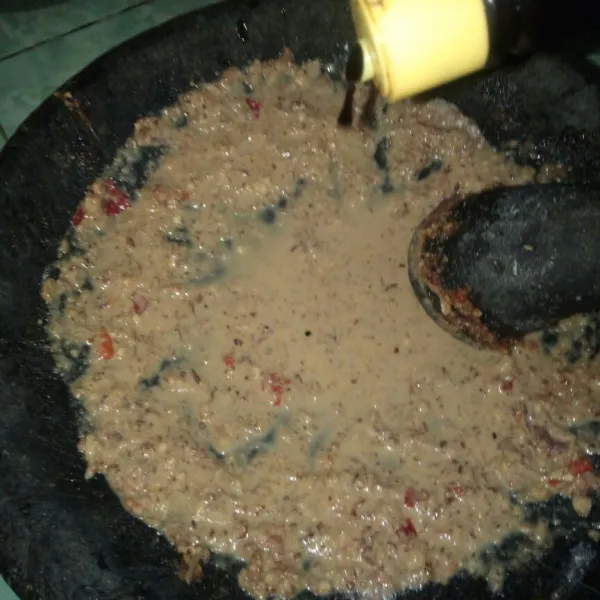 Tambahkan air dan kecap manis, aduk hingga rata dan mengental. Koreksi rasanya