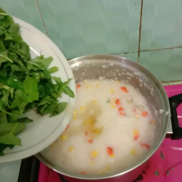 Kemudian masukkan bayam, kangkung dan kemangi. Aduk rata sampai semua empuk hingga berbentuk bubur