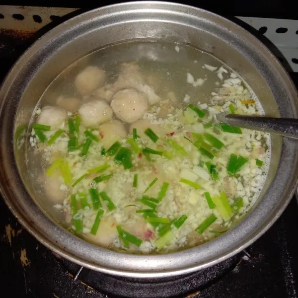 Masukkan bakso dan tumisan bawang ke dalam rebusan kaldu ayam, tambahkan secukupnya gula, garam, merica bubuk dan kaldu jamur, masak hingga mendidih dan kuah siap digunakan