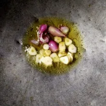 Tumis bawang merah dan bawang putih hingga harum.