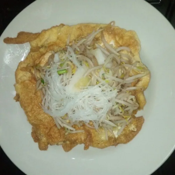 Susun tahu telur beserta lontong, bihun dan tauge. Siram dengan bumbu halus di atasnya. Sajikan