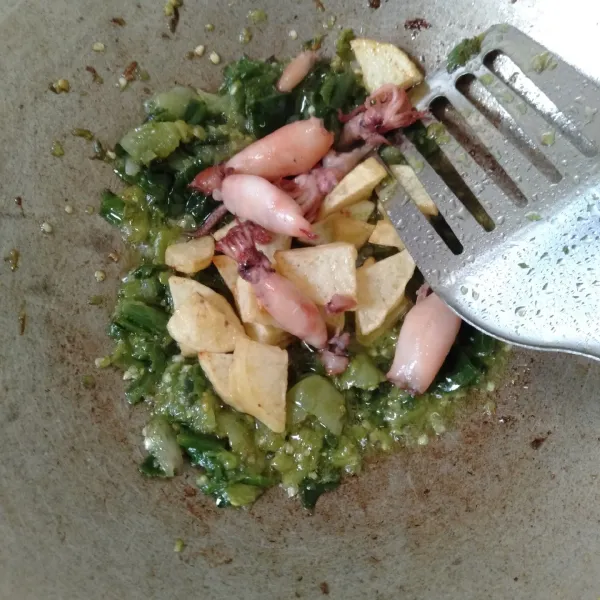 Masukkan cumi dan kentang. beri garam dan gula. Tes rasa. Masak sampai sambal meresap