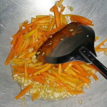 Masukkan wortel tumis sampai layu. Sisihkan ke tepi wajan