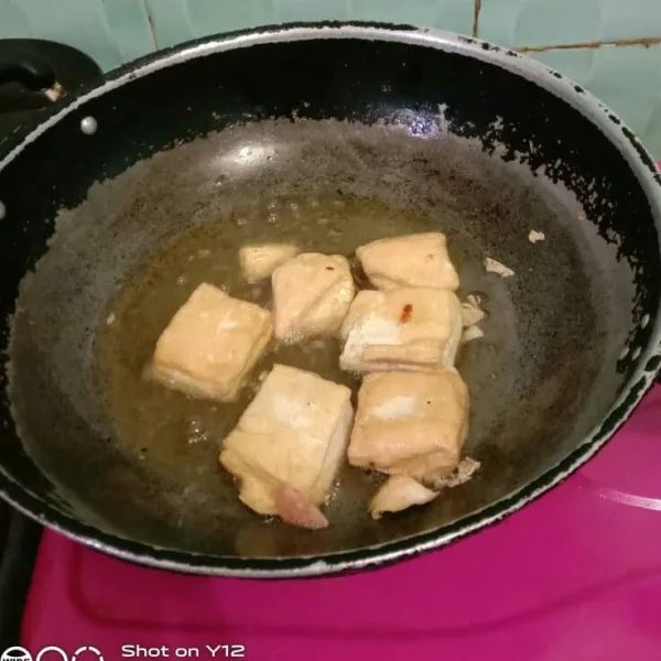 Panaskan wajan, goreng tahu hingga kuning kecoklatan, angkat tiriskan