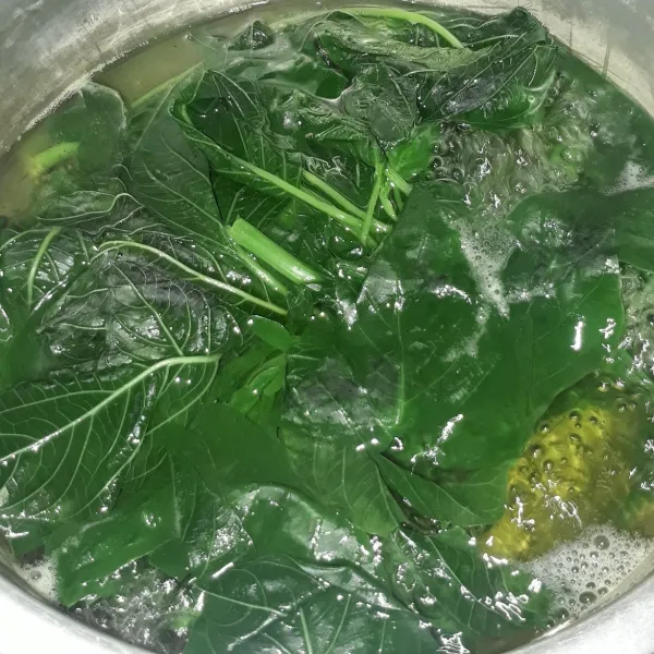 Cuci bersih semua sayur. Rebus bayam, kacang panjang dan kecambah sampai matang secara bergantian. Angkat dan tiriskan