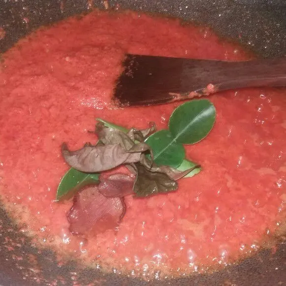 Masukkan daun salam, daun jeruk dan asam potong. Tumis bumbu hingga matang