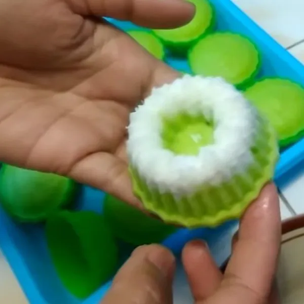 angkat dan keluarkan kue putu ayu yang sudah matang dari cetakan.