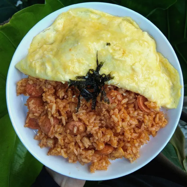 Nasi goreng merah makasar siap dinikmati. Jika menggunakan saus tomat asli Makasar yang warna merah cantik sekali, tapi untuk rasa sama enaknya