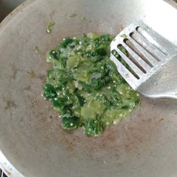 Panaskan minyak lalu masak sambal ijo dan daun jeruk sampai harum dan tidak bau langu