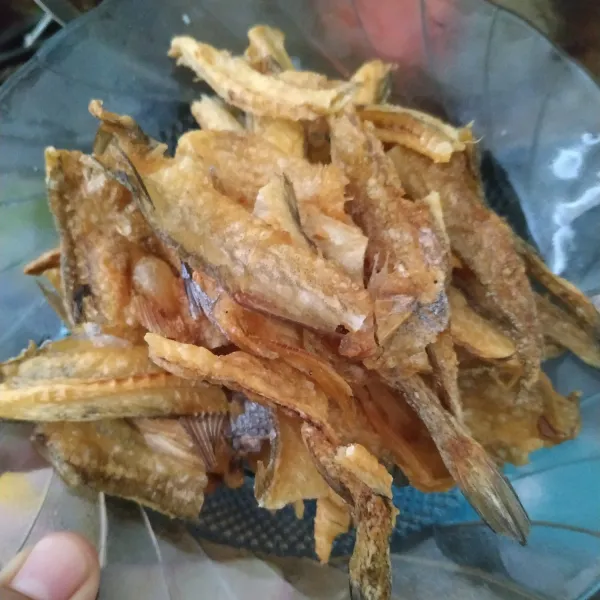 Goreng ikan asin sampai matang, sisihkan