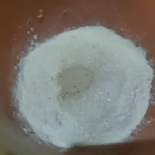 Campur semua tepung bersama gula, susu bubuk dan ragi