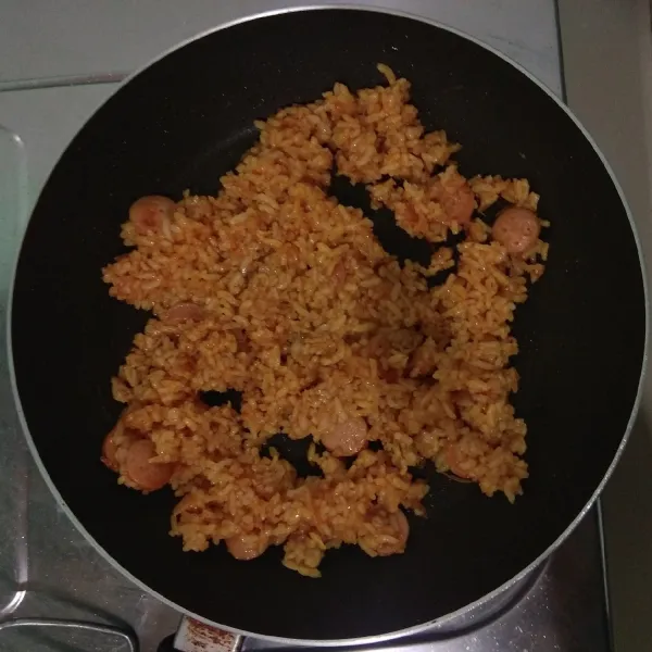 Tambahkan saus tomat, saus tiram, kecap asin, garam, kaldu bubuk, lakukan tes rasa, jika rasanya sudah pas matikan api