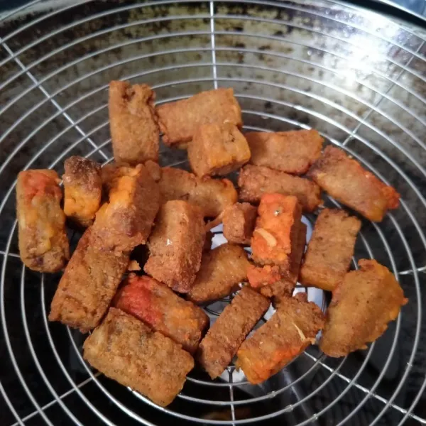 Potong-potong dan goreng oncom. Sisihkan