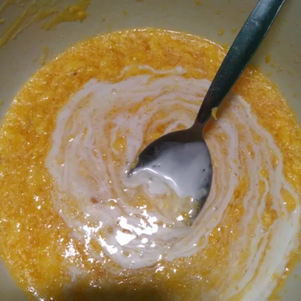 tambahkan margarin aduk kembali setelah rata masukan santan kental aduk hingga rata