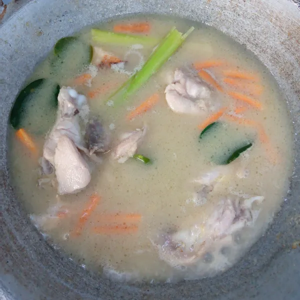 Masukkan ayam,wortel,gula,garam,lada bubuk dan air. Masak sampai mendidih