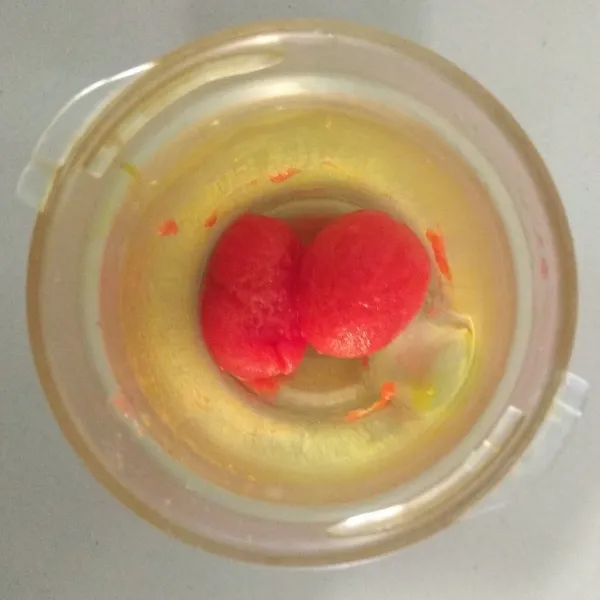 Buang kulit tomat, dan haluskan tomat menggunakan blender