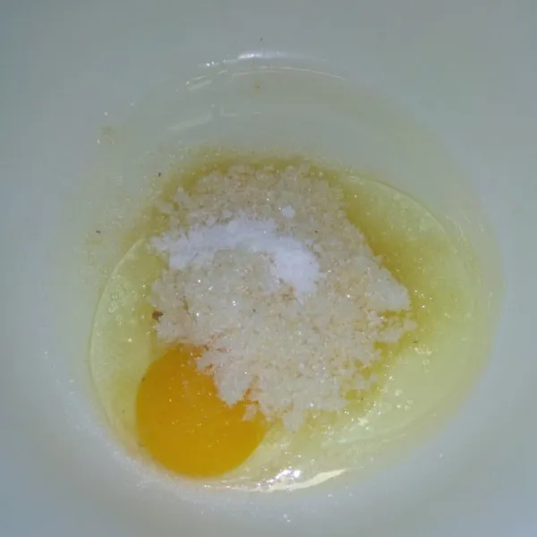 campur dalam wadah telur, gula pasir, garam dan vanili aduk sampai rata