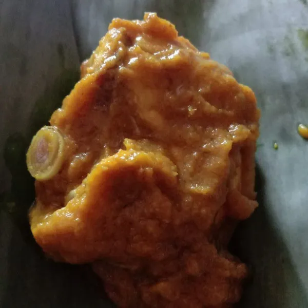 Beri ayam beserta bumbunya