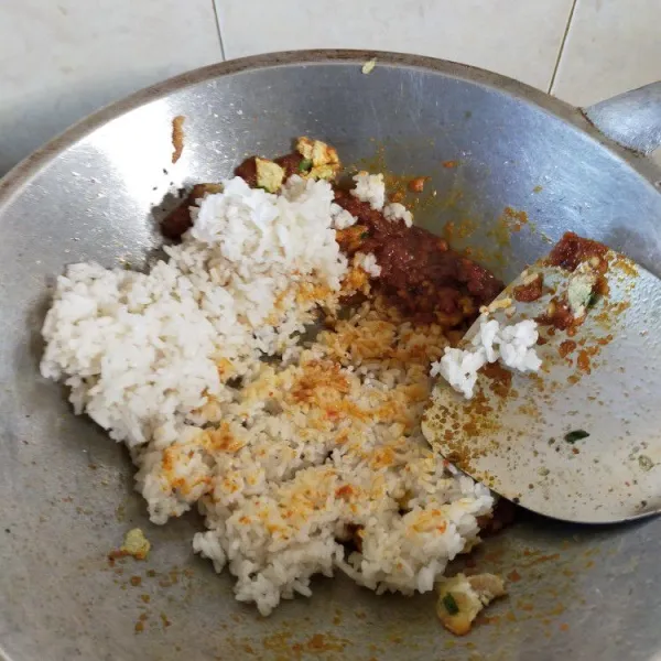 Masukkan nasi. Tambahkan telur, kecap, gula, garam, kol. Aduk hingga tercampur rata