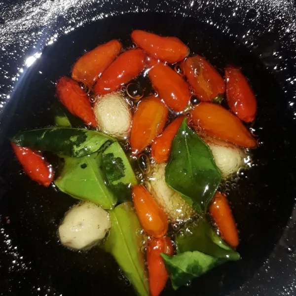 Goreng cabe, bawang putih, kencur dan daun jeruk. Angkat dan tiriskan