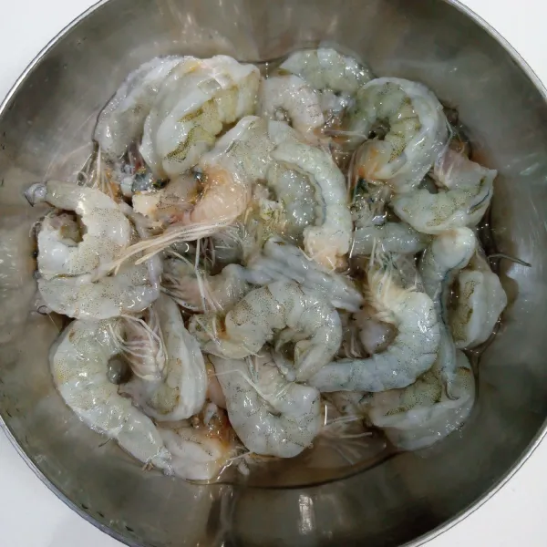 Kupas udang. Kemudian cuci bersih