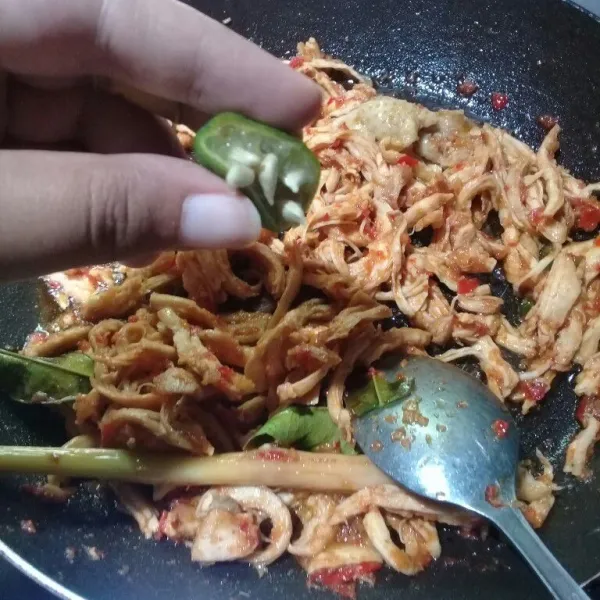 Terakhir tambahkan perasan jeruk limau, aduk rata. Masak sebentar, sajikan