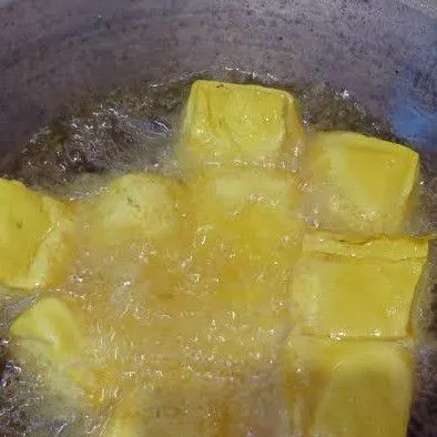 Goreng tahu kuning setengah matang