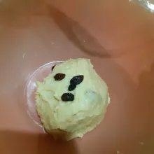 setengah adonan lagi campur dgn kismis atau raisin