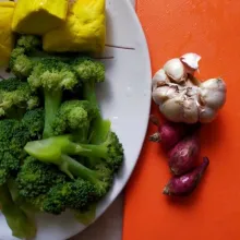 Siapkan bahan-bahan. Cuci bersih brokoli dan potong2. Iris bawang merah dan bawang putih. Potong dadu untuk tahunya.